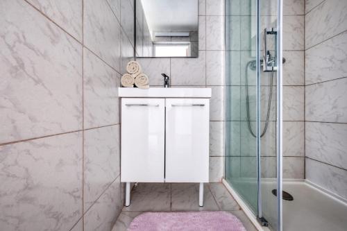 une salle de bain avec un lavabo et une douche dans l'établissement Maison Zen 2, à Équemauville