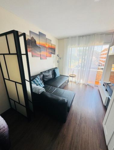 Simpático piso con 2 piscinas y vistas al mar