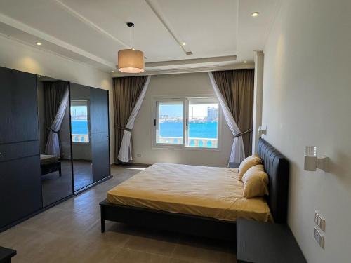 Ένα ή περισσότερα κρεβάτια σε δωμάτιο στο Cool Large Chalet in Marina 5, North Coast - 7 Br