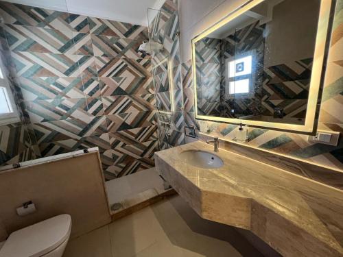 Ένα μπάνιο στο Cool Large Chalet in Marina 5, North Coast - 7 Br