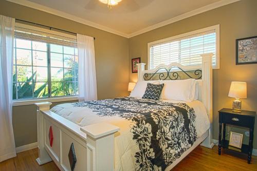 アナハイムにあるF-13 California Dreaminのベッドと2つの窓がある寝室