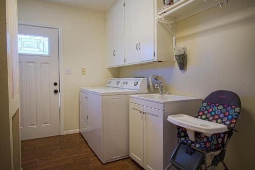 アナハイムにあるF-13 California Dreaminの小さなキッチン(シンク、洗濯機付)