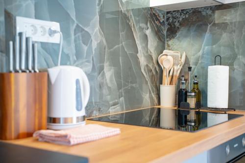 GajacにあるApartments Adelaの上に食器が置かれたカウンター