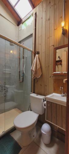 ein Badezimmer mit Toilette, Dusche und Waschbecken in der Unterkunft Casa Cor Tiradentes in Tiradentes