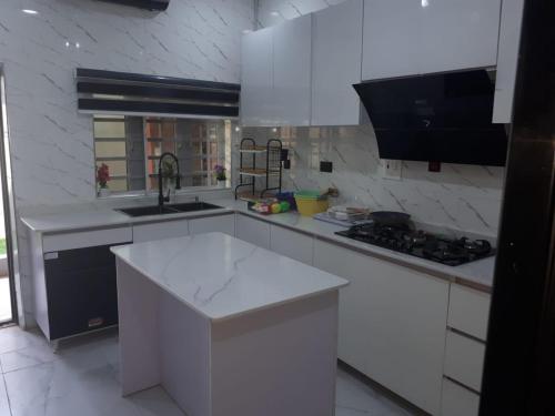 Kuchyň nebo kuchyňský kout v ubytování 4 bedroom semi-detached in ikate