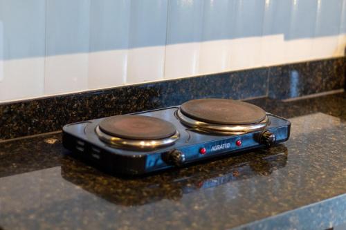 a cell phone sitting on top of a counter at TOLIVE One Housi Recife by Carpediem in Recife