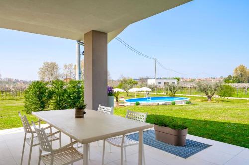 Bazén v ubytování LAGOBALDO Apartments - Regarda Travel nebo v jeho okolí