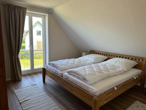 ein Bett in einem Zimmer mit einem großen Fenster in der Unterkunft Seestern in Dassow