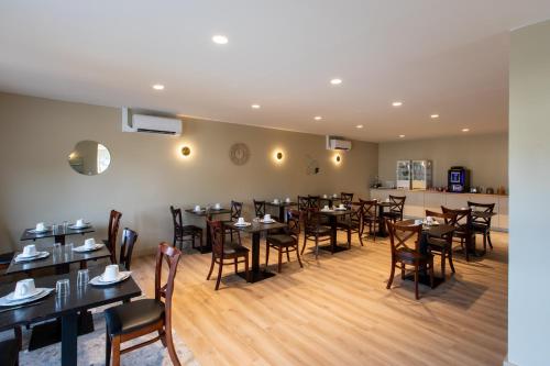 une salle à manger remplie de tables et de chaises dans l'établissement Domaine de la Courbe Hôtel & Spa, au Lude