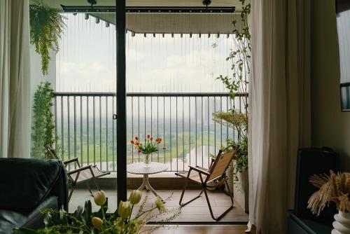 a room with a balcony with a table and chairs at -20 Off I Beloving Home I 3BR Lakeview I Onsen I Golf View in Cong Luận