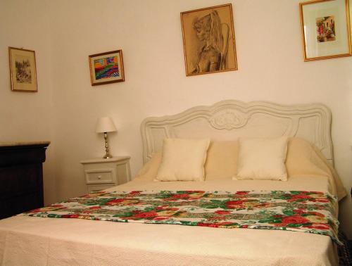 une chambre avec un lit avec une couette dessus dans l'établissement Maison de caractère spacieuse et confortable, grand jardin , superbes vues, à Castello-di-Rostino