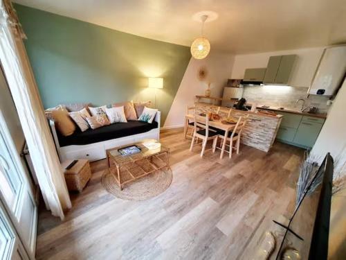 un salon avec un canapé et une table dans l'établissement La Corderie - Centre Ville - Parking, à Saint-Brieuc