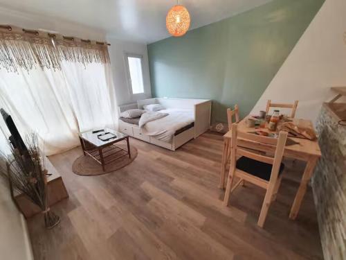 Cette chambre comprend un lit, une table et un bureau. dans l'établissement La Corderie - Centre Ville - Parking, à Saint-Brieuc