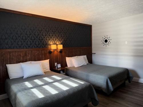 Postel nebo postele na pokoji v ubytování Auberge MicKy Inc