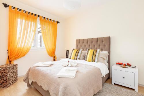 Postel nebo postele na pokoji v ubytování Thalassa Beach Apartment with Swimming Pool