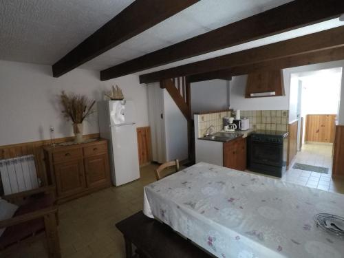 - une cuisine avec un grand lit dans une chambre dans l'établissement Petite maison de pêcheur en bord de mer, à Saint-Pol-de-Léon