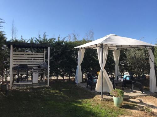 Κήπος έξω από το Villa Apartment in Lura Complex