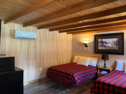 Postel nebo postele na pokoji v ubytování Auberge MicKy Inc