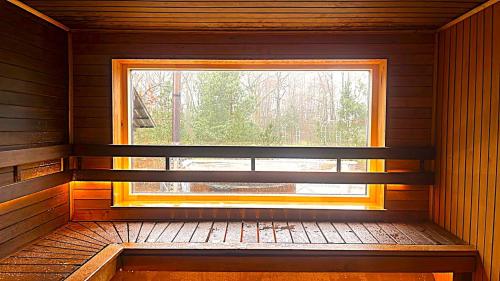 a room with a window in a sauna at Atostogų namas su baseinu, jacuzzi ir pirtimi in Klaipėda