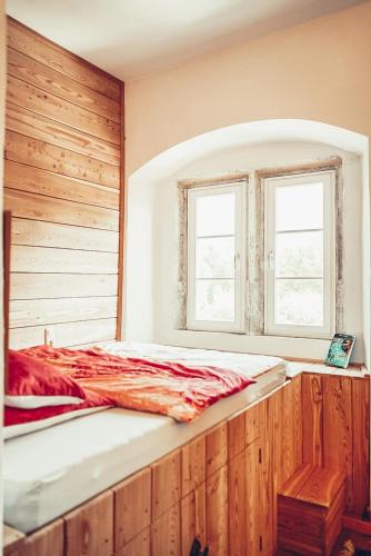 a bed in a room with a window at FeWo Therese Schloss Weitersroda in Hildburghausen