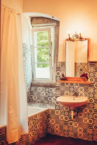 a bathroom with a sink and a mirror at FeWo Therese Schloss Weitersroda in Hildburghausen