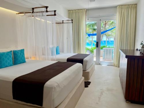 Postel nebo postele na pokoji v ubytování Cabanas Tulum- Beach Hotel & Spa
