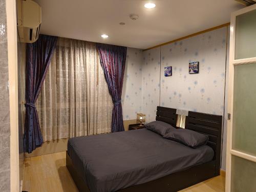 une chambre avec un lit et une fenêtre dans l'établissement The Central Bangkok Station1, à Bangkok