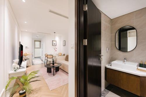 Ένα μπάνιο στο Tplace Apartel w Lift near HoanKiem Lake