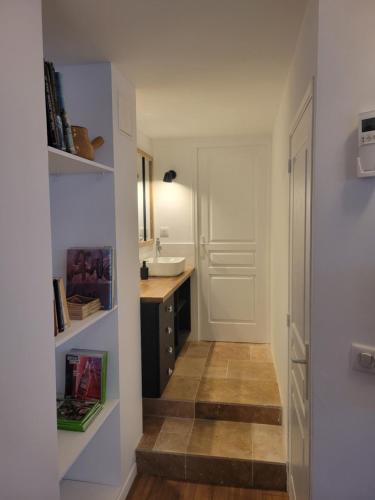 une petite salle de bain avec un lavabo et un miroir dans l'établissement Le Patio St Jacques, à Perpignan