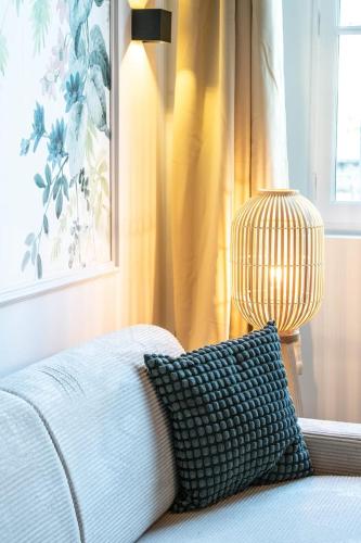 - une chambre avec un lit doté d'un oreiller et d'une lampe dans l'établissement Lassagne - 2, à Lyon