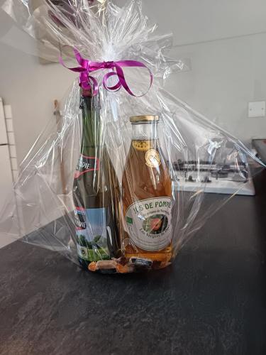 une bouteille de bière dans un sac en plastique sur un comptoir dans l'établissement Gîte de la mouette, à Saint-Côme-de-Fresné