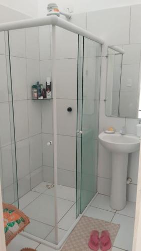 Casa Cida PARA SAO JOÃO في كاروارو: حمام مزود بدش ومغسلة