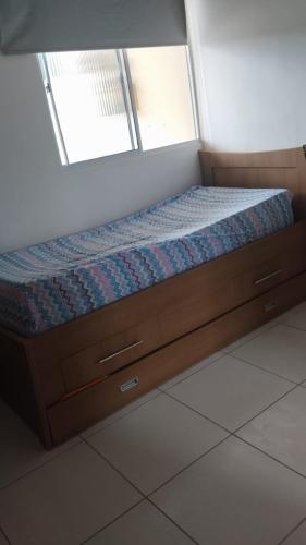 Casa Cida PARA SAO JOÃO في كاروارو: سرير في غرفة بها نافذة