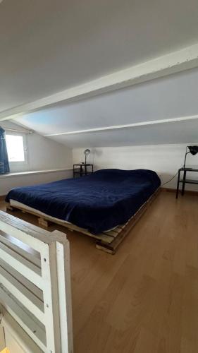 Cette chambre comprend un grand lit. dans l'établissement Appartement avec superbe vue mer pour 4 personnes, au Cap d'Agde