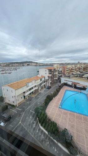 une vue aérienne d'un immeuble avec piscine dans l'établissement Appartement avec superbe vue mer pour 4 personnes, au Cap d'Agde