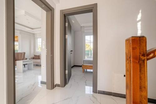 een hal met een spiegel en een woonkamer bij Likya Karya Villaları in Koycegiz