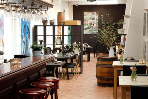 un restaurante con mesas y sillas y un bar en Aars Hotel, en Års