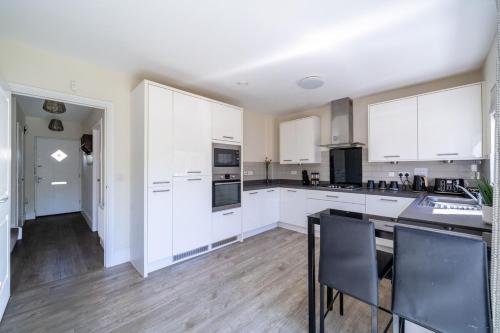 Kuchyň nebo kuchyňský kout v ubytování Timeless Charm, Historic 3-Bedroom Getaway near Monmouth Castle, Sleeps 5, Parking, WiFi