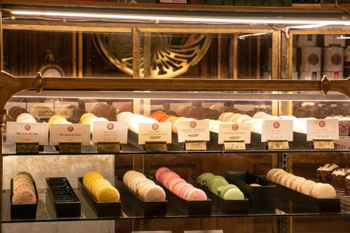 a display case filled with different types of pastries at En el Centro, sobre Av Corrientes, a metros del Obelisco, Teatros y Bares in Buenos Aires