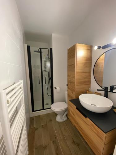 une salle de bain blanche avec un lavabo et des toilettes dans l'établissement Studio cosy proche de la mer, à Nice