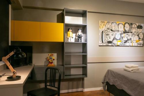 a bedroom with a bed and a desk and a painting at En el Centro, sobre Av Corrientes, a metros del Obelisco, Teatros y Bares in Buenos Aires