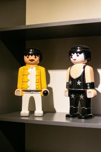 two lego minifigures sitting on a shelf at En el Centro, sobre Av Corrientes, a metros del Obelisco, Teatros y Bares in Buenos Aires