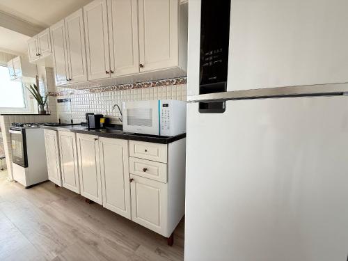 Kuchyň nebo kuchyňský kout v ubytování Apê Tupi c/ Wi-Fi e vaga a 600m da praia!