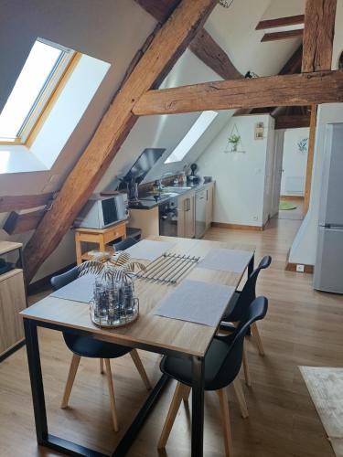 une cuisine et une salle à manger avec une table et des chaises dans l'établissement hebergement centre ville Chateauneuf-en-thymerais, à Châteauneuf-en-Thymerais