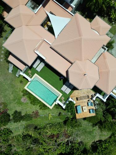 an overhead view of a house with a pool and umbrellas at Archipel View Villa in Grand Case