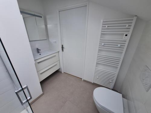 Studio 1 rénové lit queen size balcon garage
