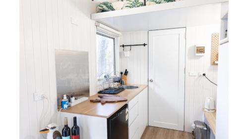 Una cocina o cocineta en Quiet Lake House In Winery by Tiny Away