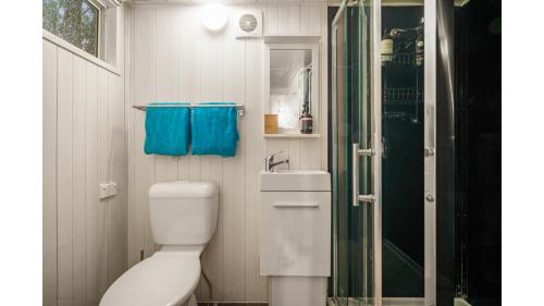 Un baño de Quiet Lake House In Winery by Tiny Away