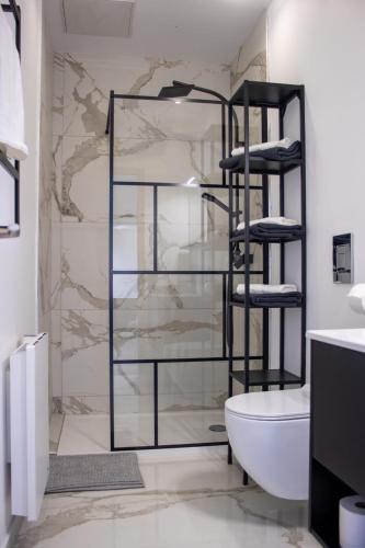 La salle de bains est pourvue de toilettes et d'un sèche-serviettes. dans l'établissement Suite Charles - 2 pers chic & intemporelle, à Charleville-Mézières