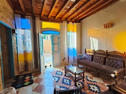 un soggiorno con un divano e un tavolo di Motel moon a Tunis